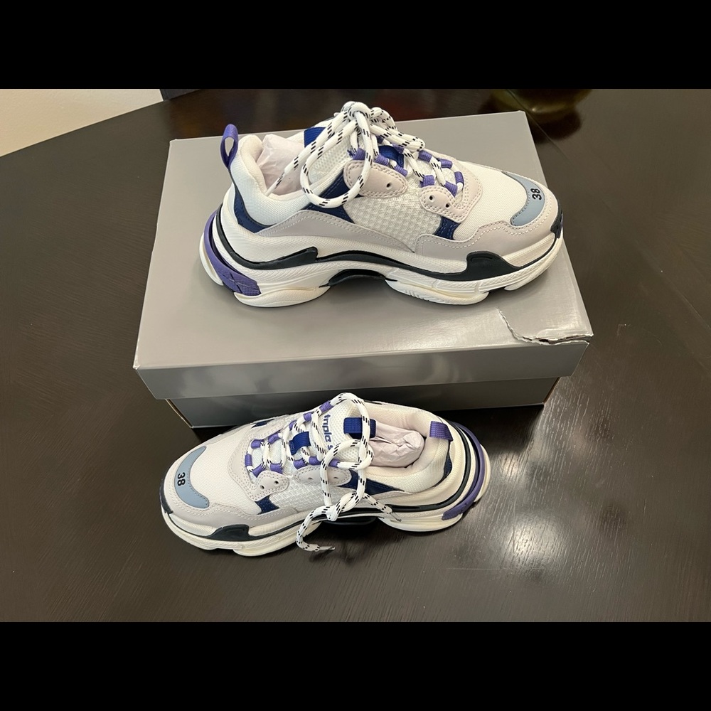 NEW Balenciaga Triple S Sneakers Women's Size 8 US/38 European - Picture 3 of 8